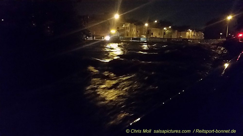 Eschweiler, 14. Juli 2021: Das Hochwasser beginnt: die Inde fängt in der Nacht an, über die Ufer zu treten